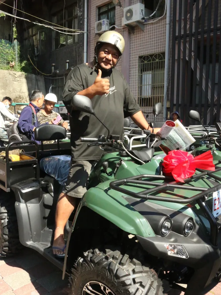 民眾開心有新的搬運車。原民會提供