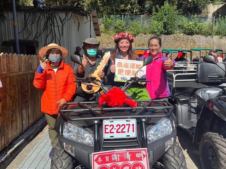 民眾開心有新的搬運車。原民會提供