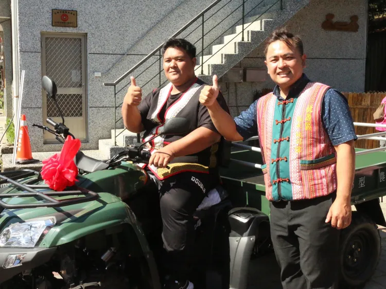 民眾開心有新的搬運車。原民會提供