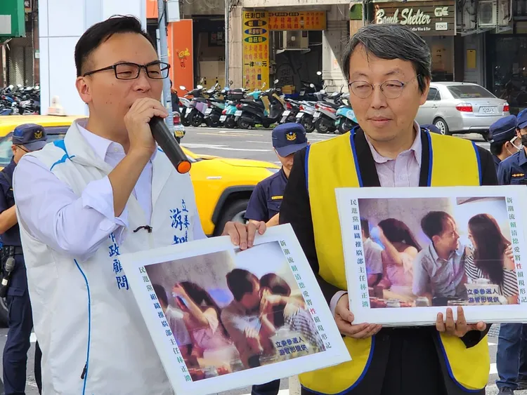 新黨立委參選人游智彬（左）今赴民進黨中央黨部抗議。新黨提供