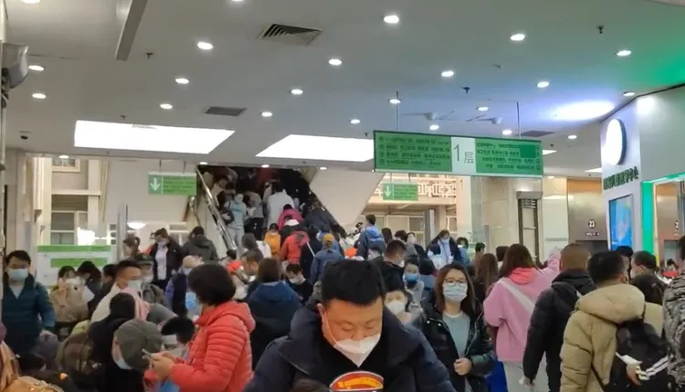 醫院樓梯擠滿人。翻攝微博