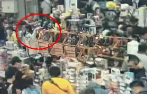 巴哈姆特 27 週年站聚出現「小偷板友」　哥吉拉公仔被中分眼鏡男摸走