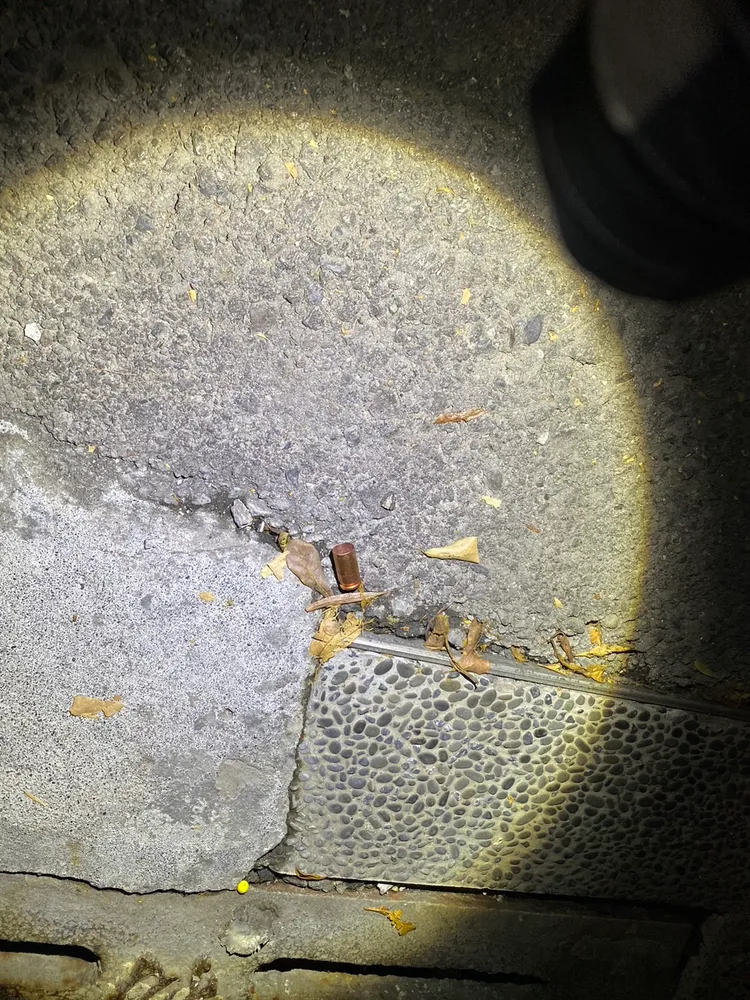 民眾在顯場撿到彈殼。翻攝畫面