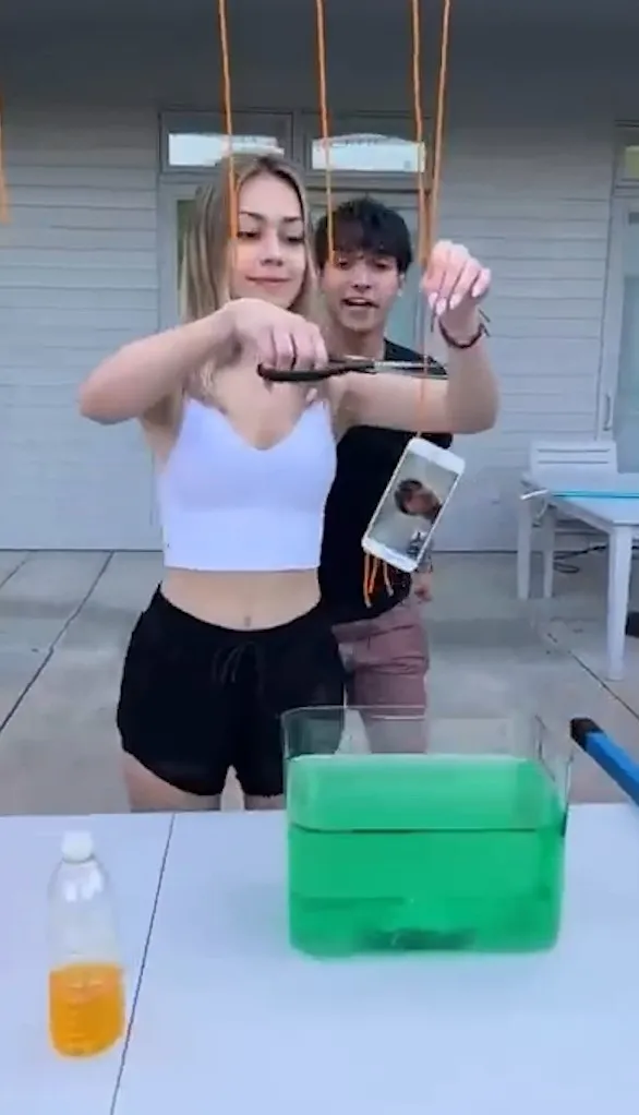 手機@@  願賭服輸男子崩潰。YouTube@Lucas and Marcus 提供