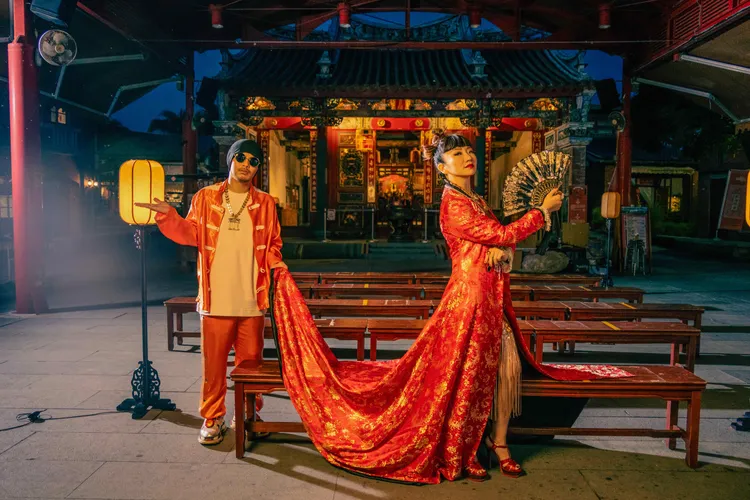 黃明志（左）《十個男人》邀請陶晶瑩扮武則天。亞洲通文創提供