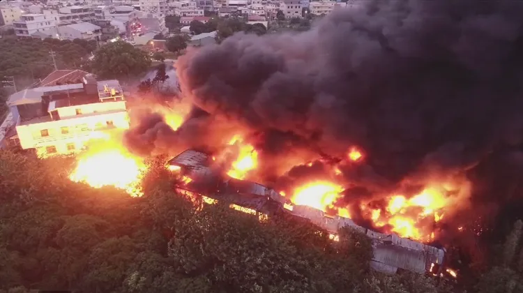 台中神岡大火，火勢十分驚人。民眾提供