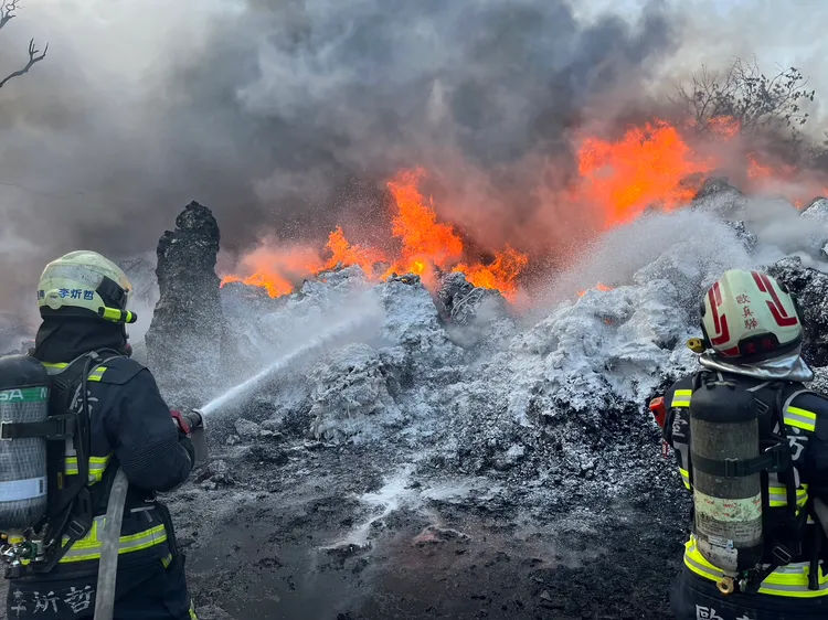 現場傳出1人失聯，消防人員持續搜救中。