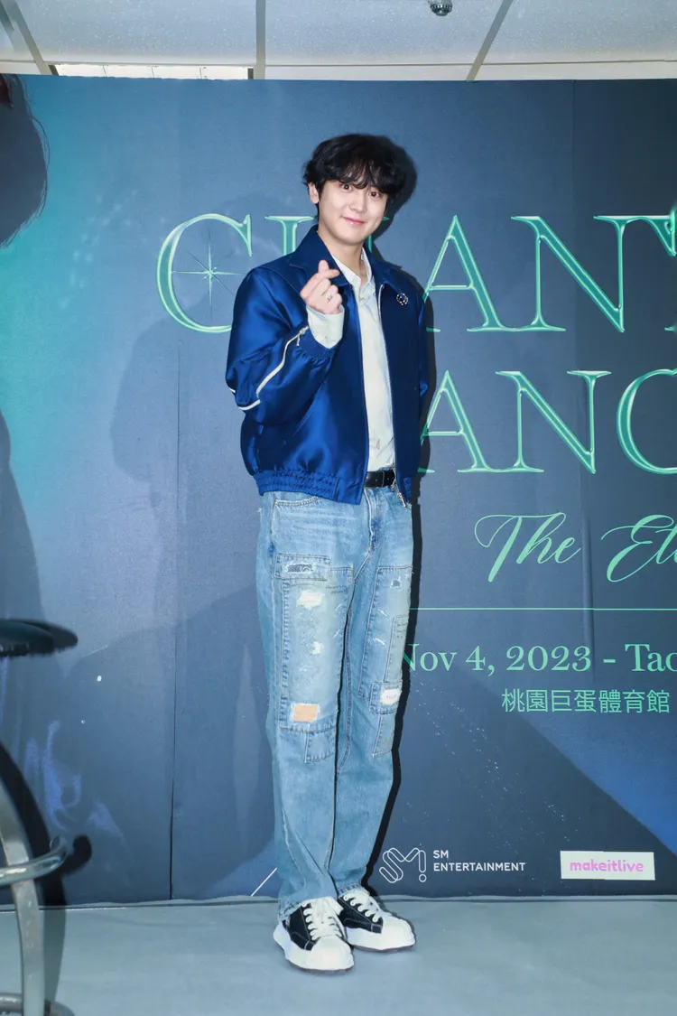 燦烈向百名幸運粉絲放送手指愛心。COME ON JKSSP提供