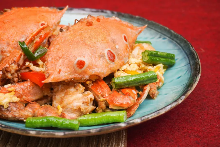 長榮鳳凰秋蟹季大推經典台味「蔥香桂花三點蟹」，三點蟹的蟹殼薄、肉質細緻，膏黃風味清甜，熱炒之後鮮味十足。業者提供