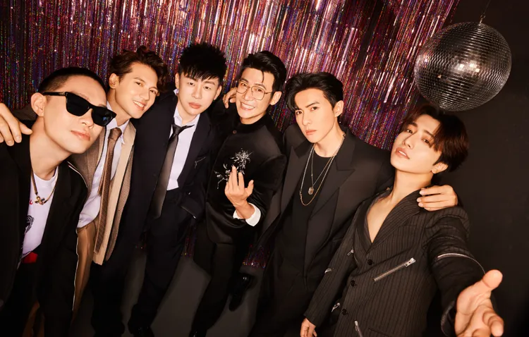 胡彥斌（左三起）、陸毅、伯遠（右）成團，彈殼（左起）、關智斌、唐禹哲（右二）未晉級。翻攝披荊斬棘微博