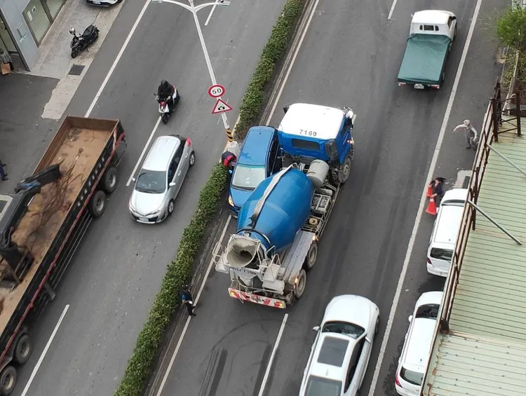 小客車被混凝土車擠壓撞上分隔島。桃園警分局提供