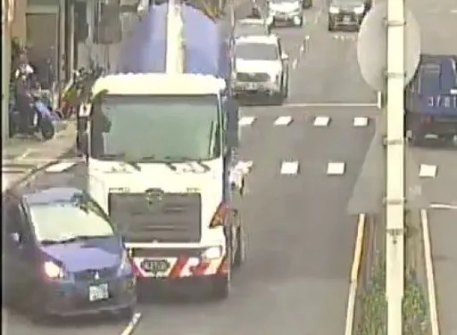 擠壓片|混凝土車變換車道不慎 倒楣轎車遭撞旋轉180度卡分隔島