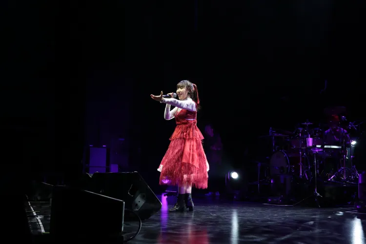 atsuko把金氏世界紀錄證書拿上台分享喜悅。好玩國際文化提供