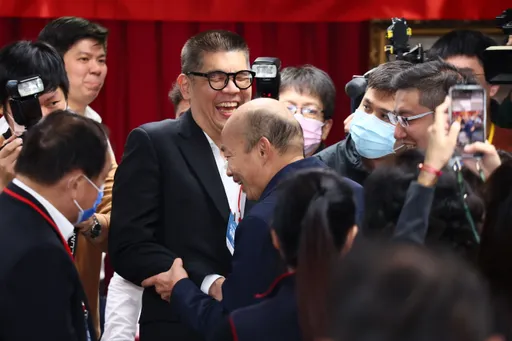辣個男人列不分區第1！現身黨中央引發暴動　連勝文嗨喊：像蔣經國