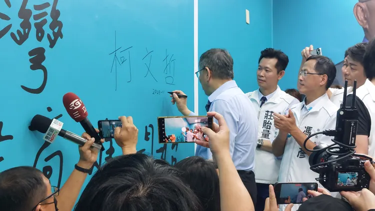 民眾黨主席柯文哲今天下午到高雄參加高雄競選總部。凃建豐攝