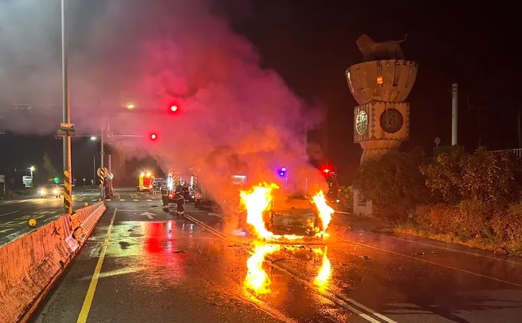 警消出動5車10人前往灌救。警方提供