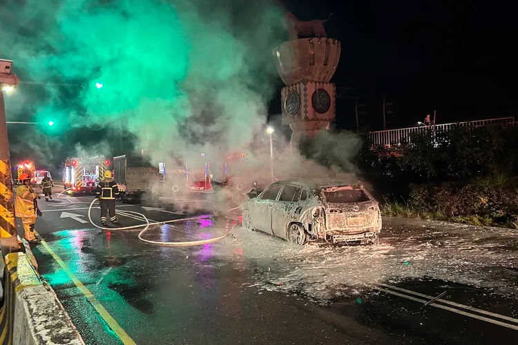 轎車被燒到只剩骨架。消防局提供