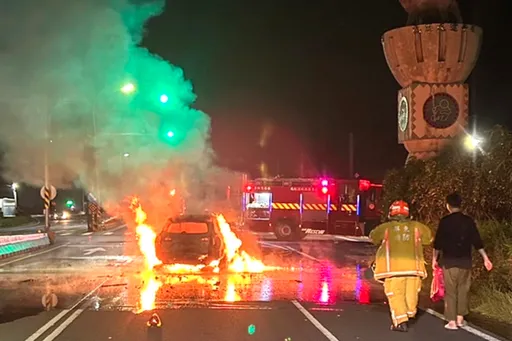 轎車追撞2輛小貨車釀3傷 燒成火球剩骨架!屏東台一線塞爆了