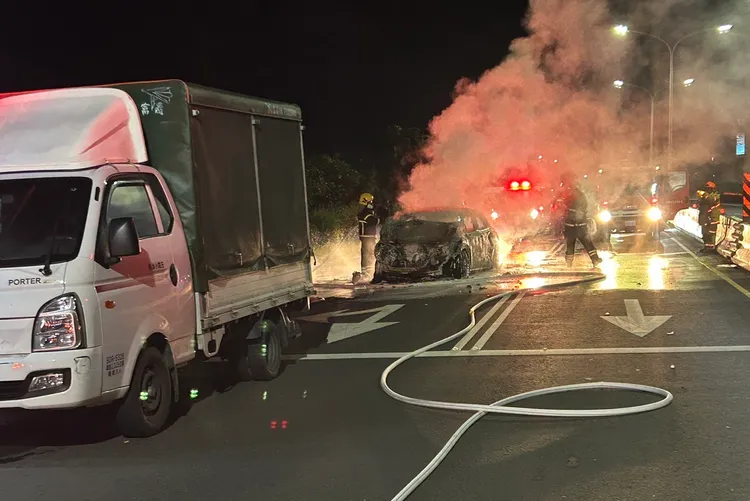 轎車追撞2輛小貨車後，突然起火燃燒。警方提供