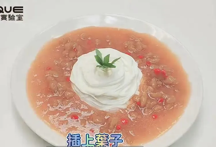 史萊姆道具做出仿真義大利麵(禁誤食)。IG @slimelab.unique_tw 提供