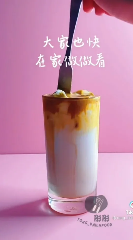 「400次咖啡教學」即溶咖啡、砂糖一起混和攪拌後放入冰塊再加鮮奶。TikTok@tong_dailyfood 提供