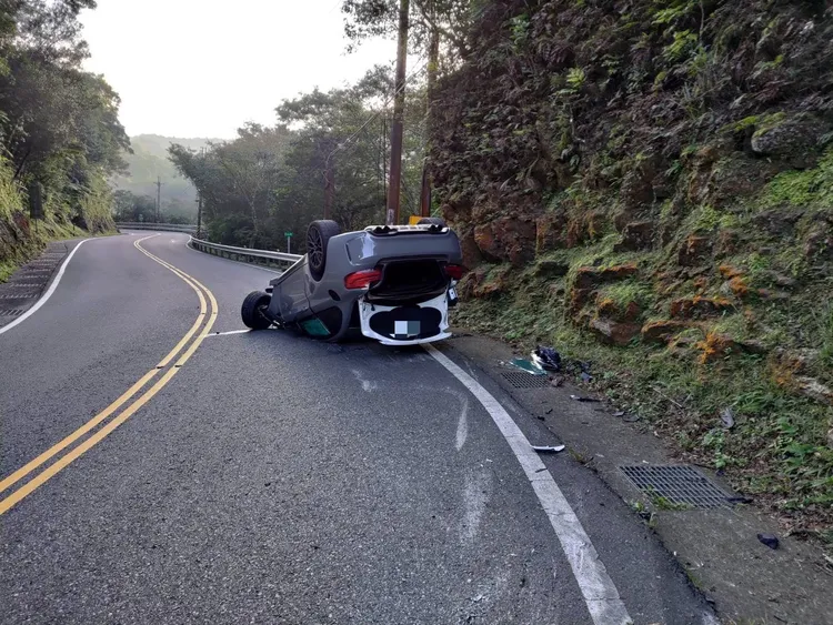後方車輛拍到BMW跨雙黃線飆車過程。翻攝畫面