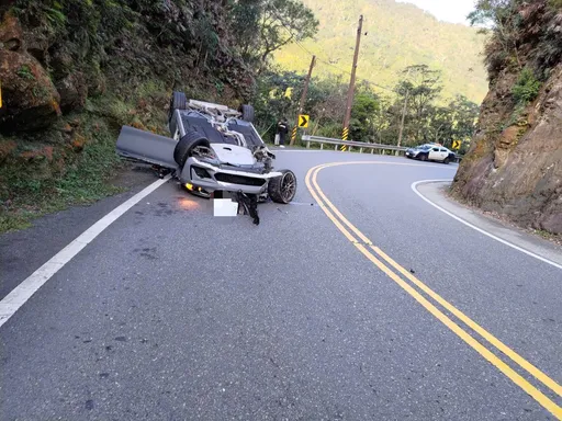 山道猴真實影片！BMW M2飆北宜跨雙黃線　耍帥甩尾「擼壁」翻車了