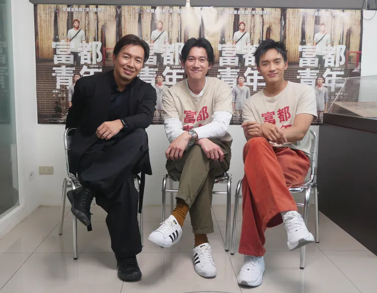 吳慷仁（中）、陳澤耀（右）日前上節目接受主持人鄭偉柏專訪。MOMOTV 提供