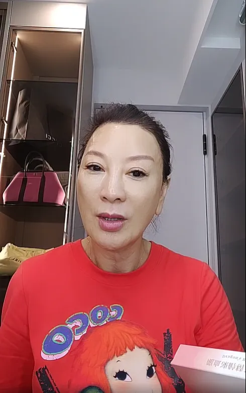 楊繡惠直播開箱新家，圖為房間更衣室。翻攝楊繡惠臉書