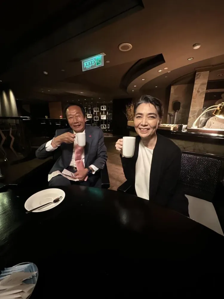 會場內藍白唇槍舌戰，會場外郭台銘愜意的跟副手賴佩霞喝咖啡。翻攝郭台銘臉書