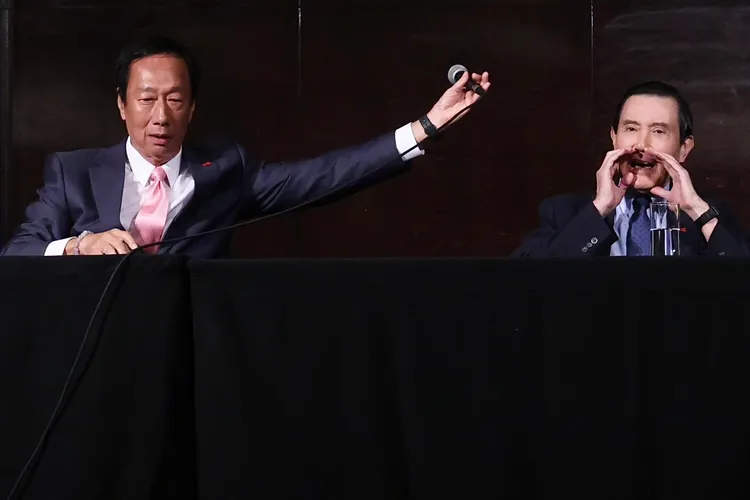 郭台銘想請馬英九解釋今天角色，並試圖遞麥克風，但馬沒有接，並喊「我是見證人，原則上不發言」。林林攝