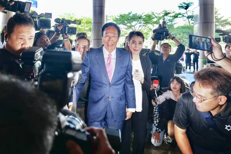 郭台銘、賴配霞下午2時23分十指緊扣抵達君悅飯店。林林攝