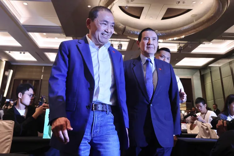 侯友宜在馬英九跟朱立倫陪同下，抵達君悅會場。林林攝