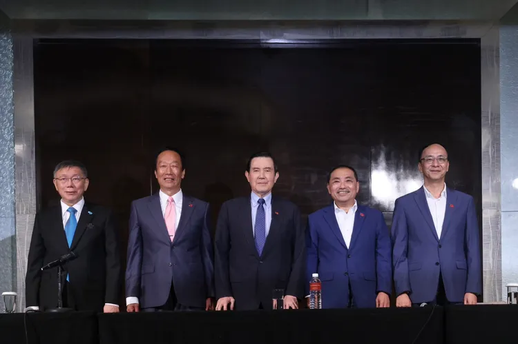 約莫下午5時許，侯柯郭朱馬五人終於齊聚會場。林林攝