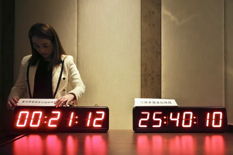 郭辦在現場擺設「倒數鐘」希望侯友宜可以前來君悅會面。林林攝
