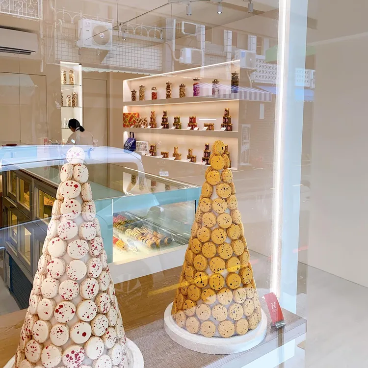 該店櫥窗內陳列精美的馬卡龍甜品塔。翻攝自臉書粉專「HERSTON 海斯頓法式甜點工作室」