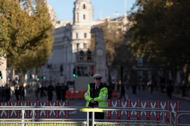 警方規劃出挺巴與挺以兩陣營的活動範圍，試圖避免雙方再大街上碰頭引發衝突。路透社