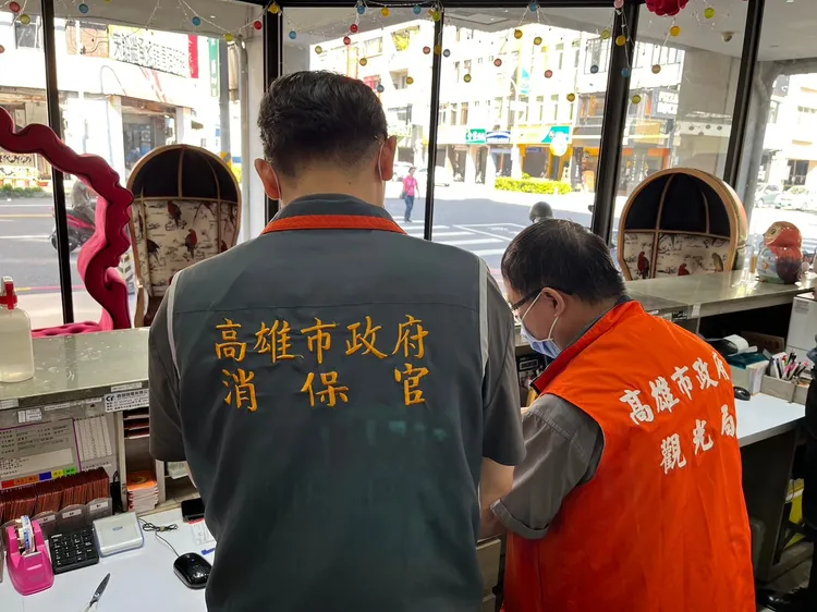 市府觀光局聯合消保官辦理旅宿業房價專案稽查，秝芯駁二館查獲房價不符合規定。觀光局提供