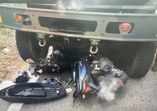 機車騎士彎道搶快跨越雙黃線對撞軍卡　命大！車毀人輕傷
