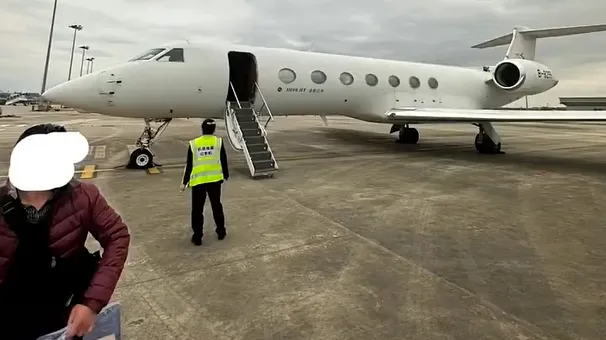 特權白富美小余謝謝爸爸派出醫療專機接她回上海醫療。翻攝微博/小余
