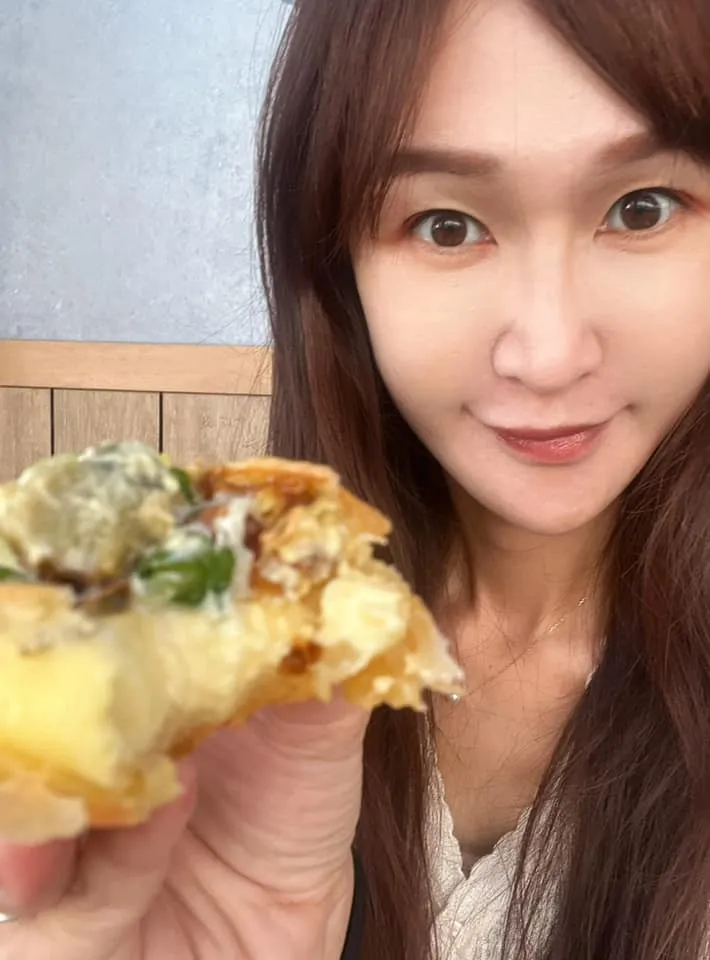 鄉民女神這樣形容「蔥花皮蛋蛋撻」。翻攝臉書「黃瓊慧 桃園觀察日記」