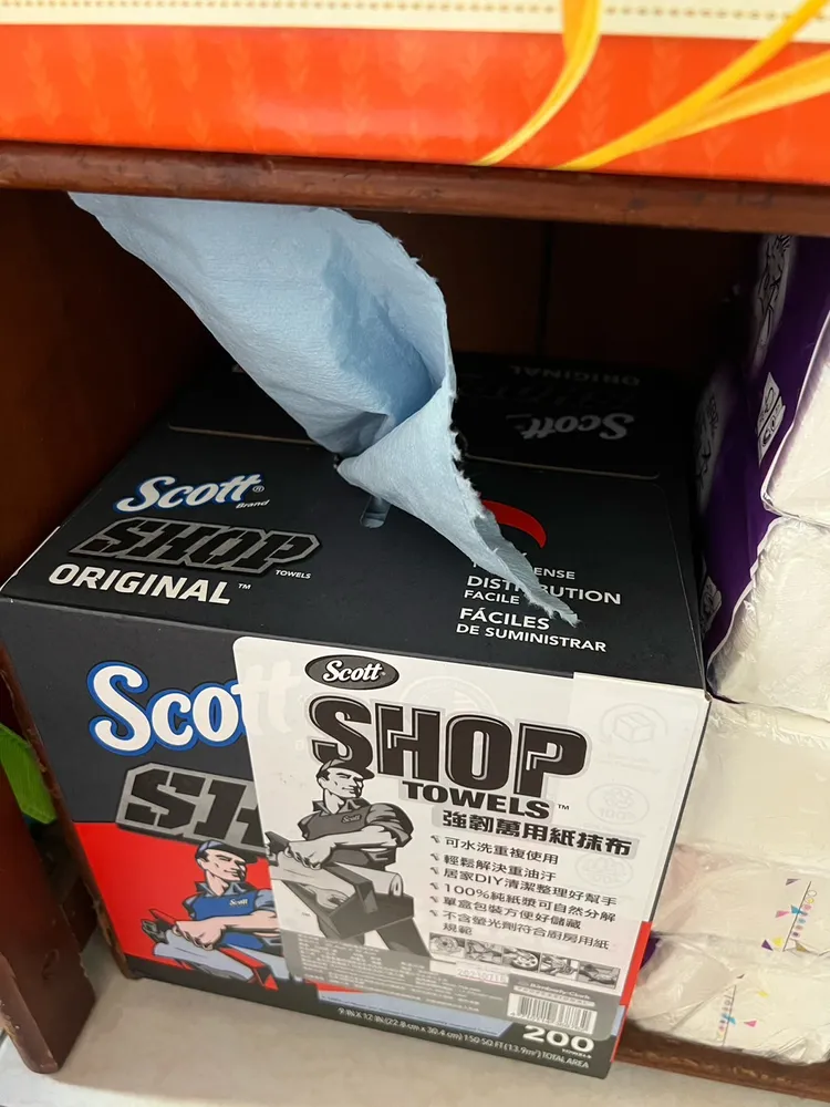 網友分享紙抹布的妙用，有助清潔難以清潔的溝槽。翻攝臉書「Costco好市多商品經驗老實說」