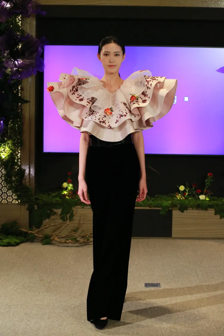 《京繡》系列以波浪形式和流動線條為傳統手藝注入活力。品牌提供