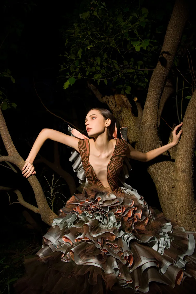 蝶影深邃大波禮服為《重工高訂》重頭戲之1。品牌提供