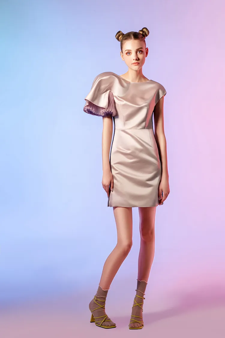 不對稱單袖網紗洋裝勾勒出更具活力的視覺感受。品牌提供