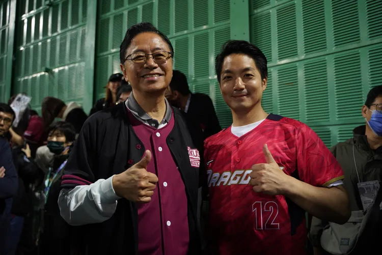 蔣萬安昨和桃園市長張善政同場但支持不同隊伍。北市府提供