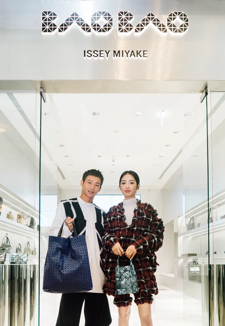 黃冠智（左）、雷嘉汭（右）演繹BAO BAO ISSEY MIYAKE包款。劉旻君攝