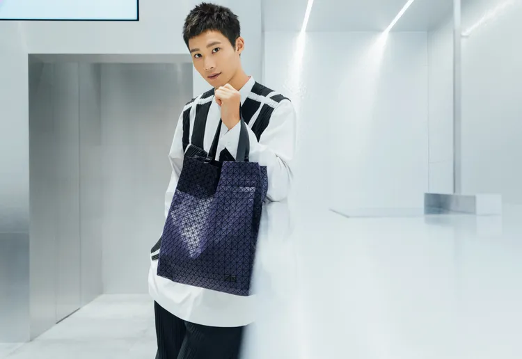 黃冠智配戴爆款KURO托特包。品牌提供
