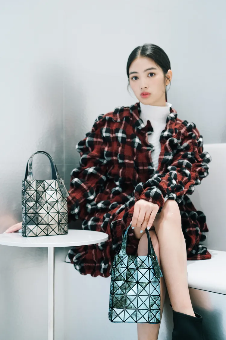 雷嘉汭今以「星雲鋁金」手提包氣質亮相。品牌提供