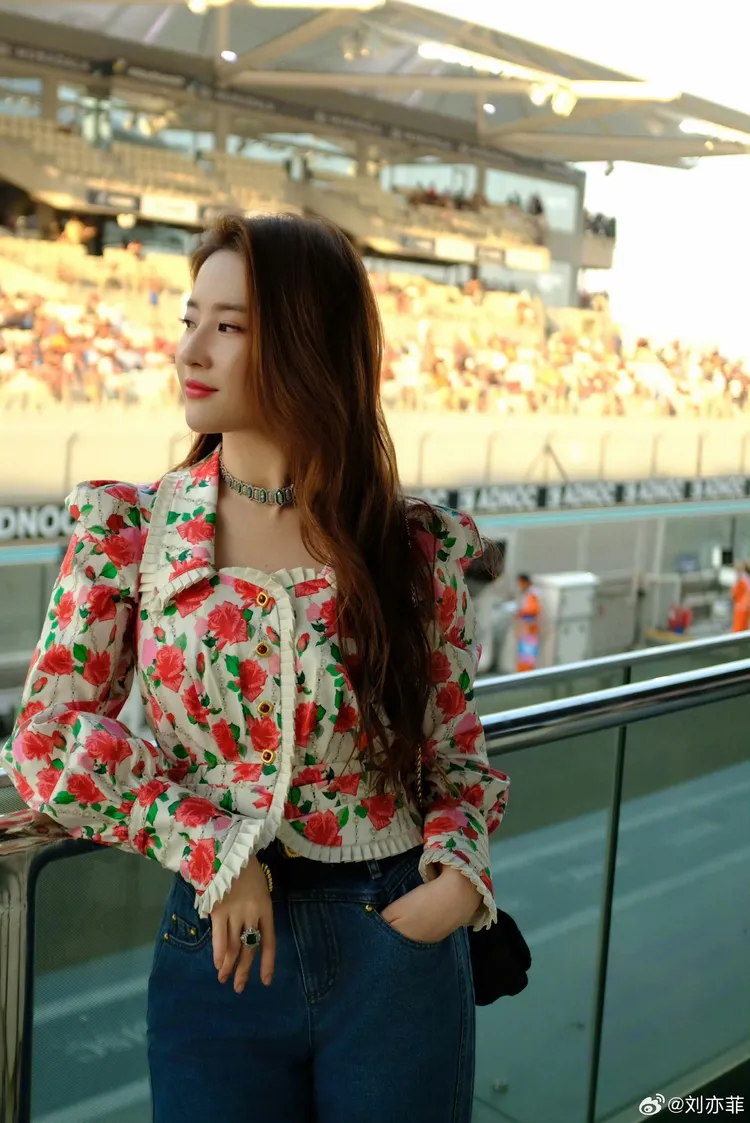 劉亦菲身穿澎袖玫瑰印花襯衫。翻攝劉亦菲微博
